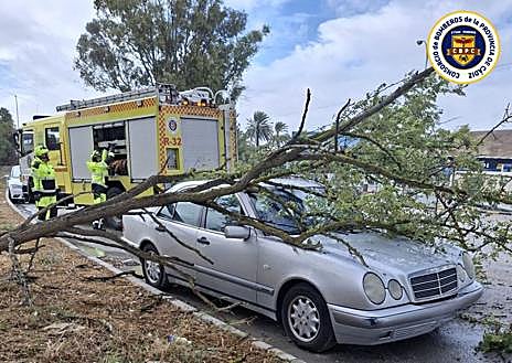 Imagen secundaria 1 - Cádiz se libra de lo peor del temporal pero la borrasca deja daños en la Costa Noroeste