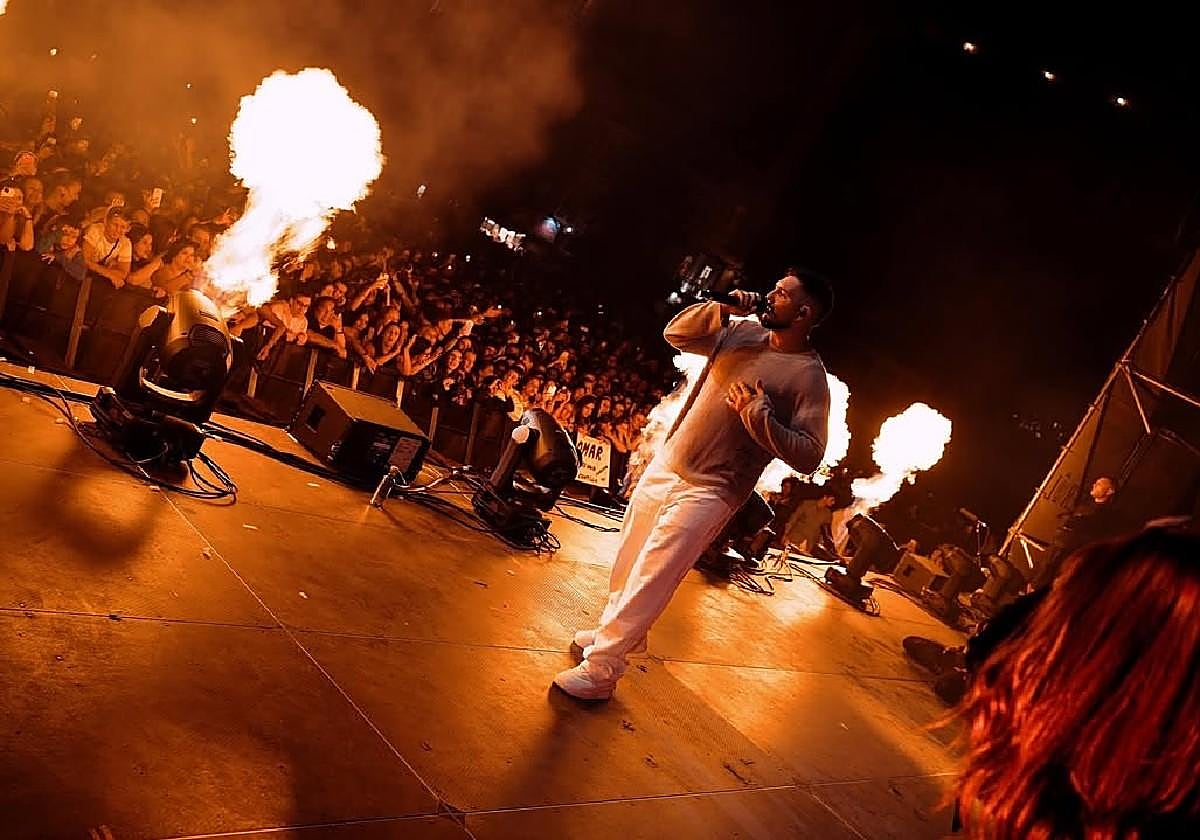 Imagen de Omar Montes durante un concierto