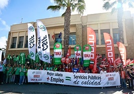 Los funcionarios de Cádiz toman la calle para exigir la actualización de sus nóminas
