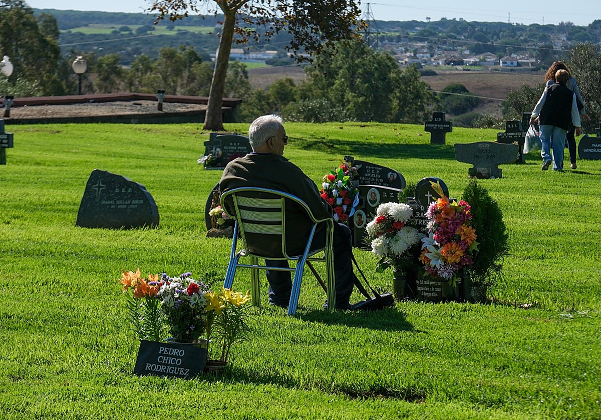 El día de Todos los Santos, miles de personas honran a sus seres queridos