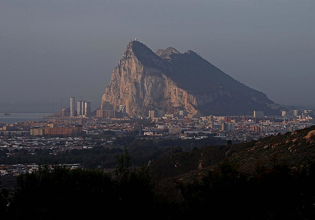 Viviendas en La Línea con Gibraltar de fondo