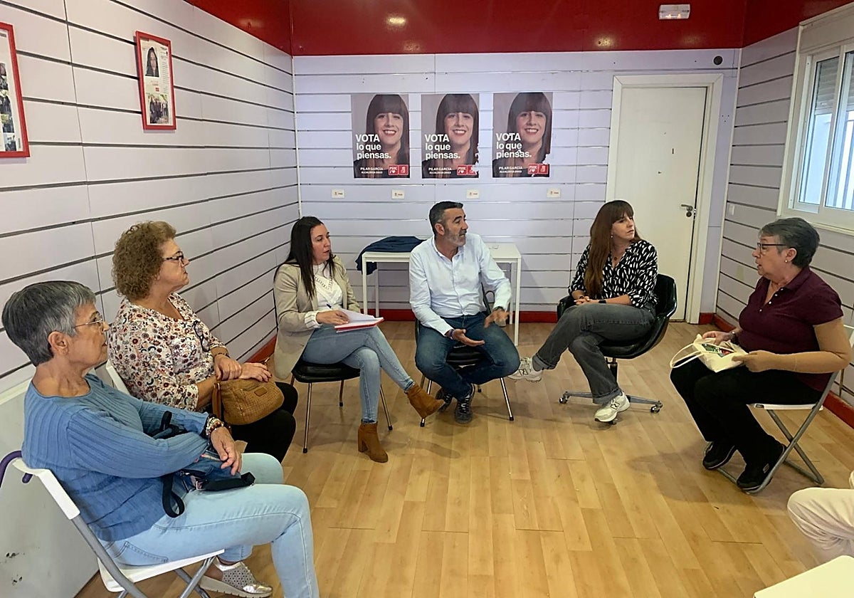 El vicesecretario general de la CEP del PSOE, Javier Pizarro; la diputada por la Sierra, Verónica Cubiles; y la portavoz del grupo municipal socialista en el Ayuntamiento de El Bosque, Pilar García, durante el encuentro