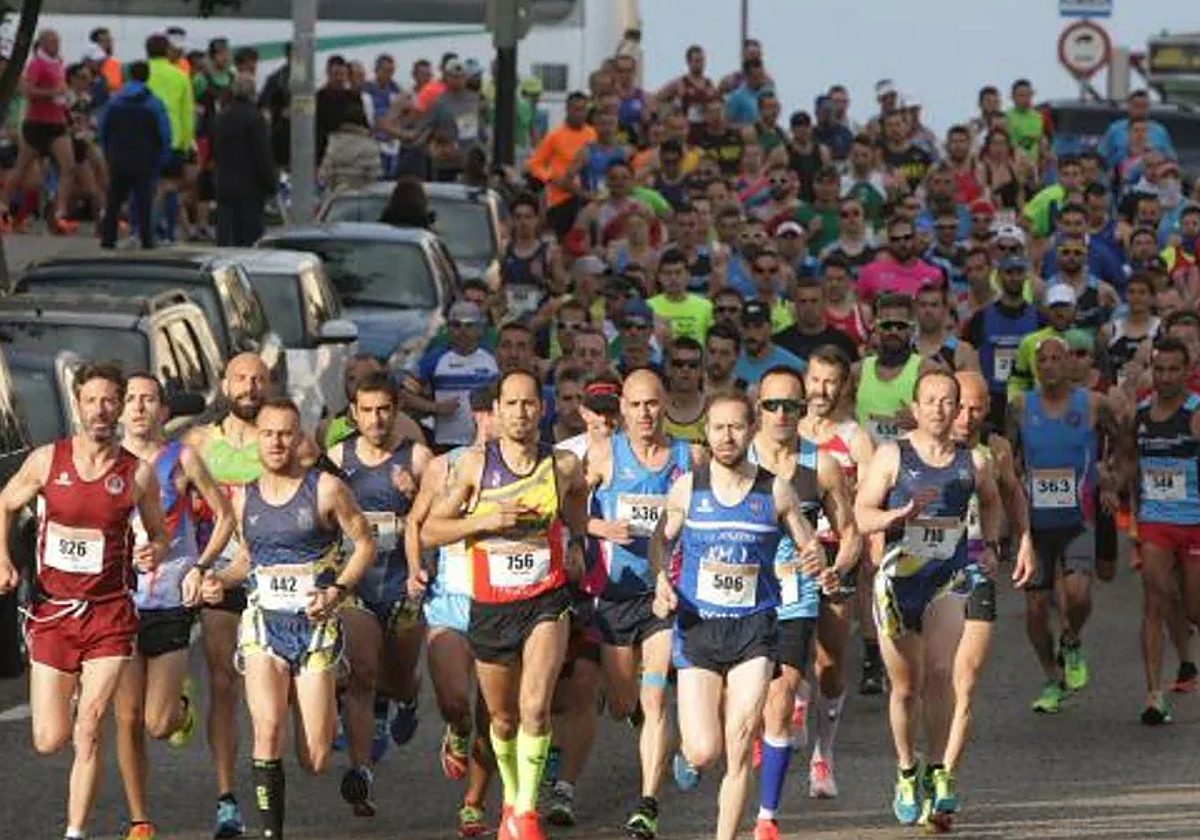 Corredores durante la media maratón de Cádiz