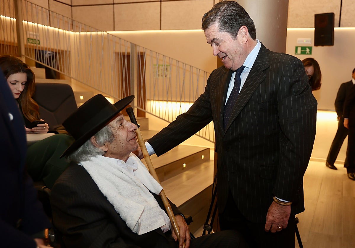 El maestro Rafael Padilla con Borja Prado Eulate en el Premio Gaditano de Adopción de LA VOZ y ABC