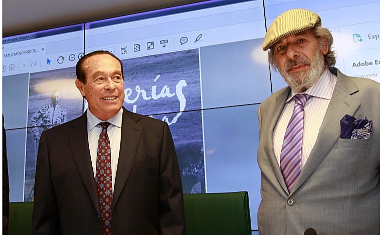 Imagen principal - Presentación de 'Torerías y diabluras' de Jesús Soto de Paula con Curro Romero y Rafael de Paula en 2017 | El diestro jerezano Rafael de Paula en su último toro antes de cortarse la coleta | Rafael de Paula cuando era apoderado de Morante de la Puebla, en las inmediaciones de Las Ventas
