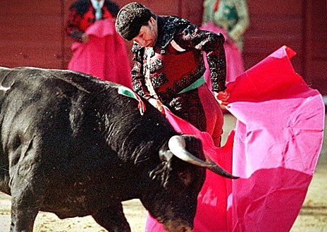 Imagen secundaria 1 - Presentación de 'Torerías y diabluras' de Jesús Soto de Paula con Curro Romero y Rafael de Paula en 2017 | El diestro jerezano Rafael de Paula en su último toro antes de cortarse la coleta | Rafael de Paula cuando era apoderado de Morante de la Puebla, en las inmediaciones de Las Ventas