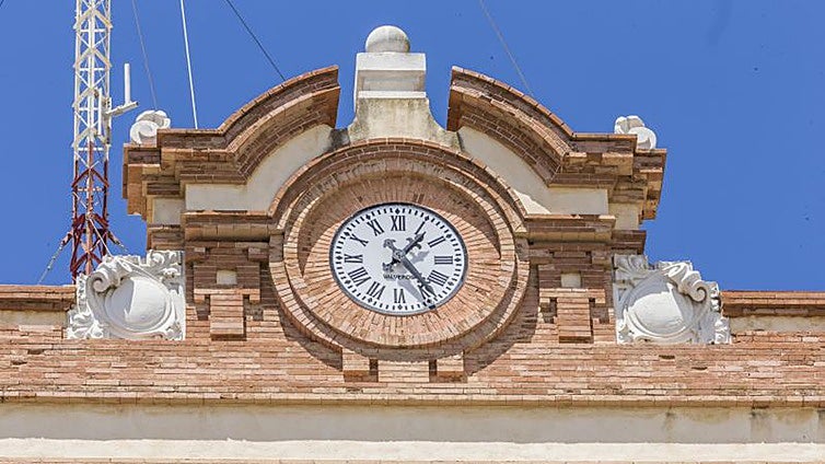 El mítico reloj de Cádiz que casi nunca da bien la hora