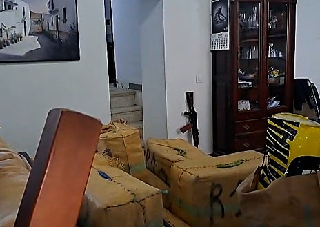 Imagen secundaria 1 - La entrada de armas de guerra se radicaliza y amplía por el Guadalquivir: «Esto ya es como un catálogo»