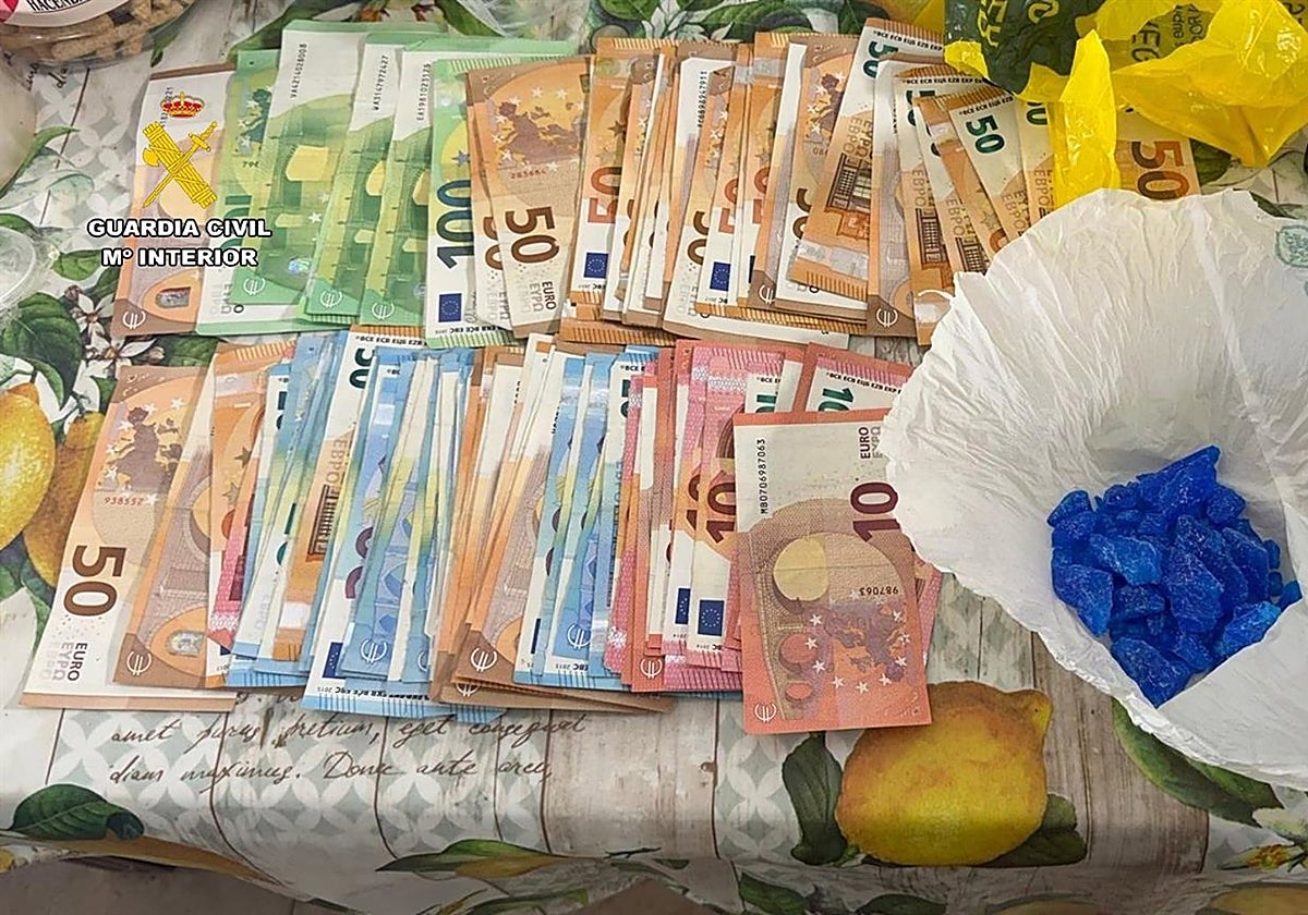 Droga y dinero incautado al desmantelar un punto de venta de droga en un quiosco de San Roque