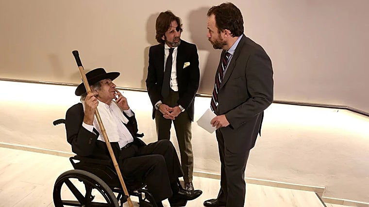 Rafael de Paula conversa con Padilla y Apaolaza