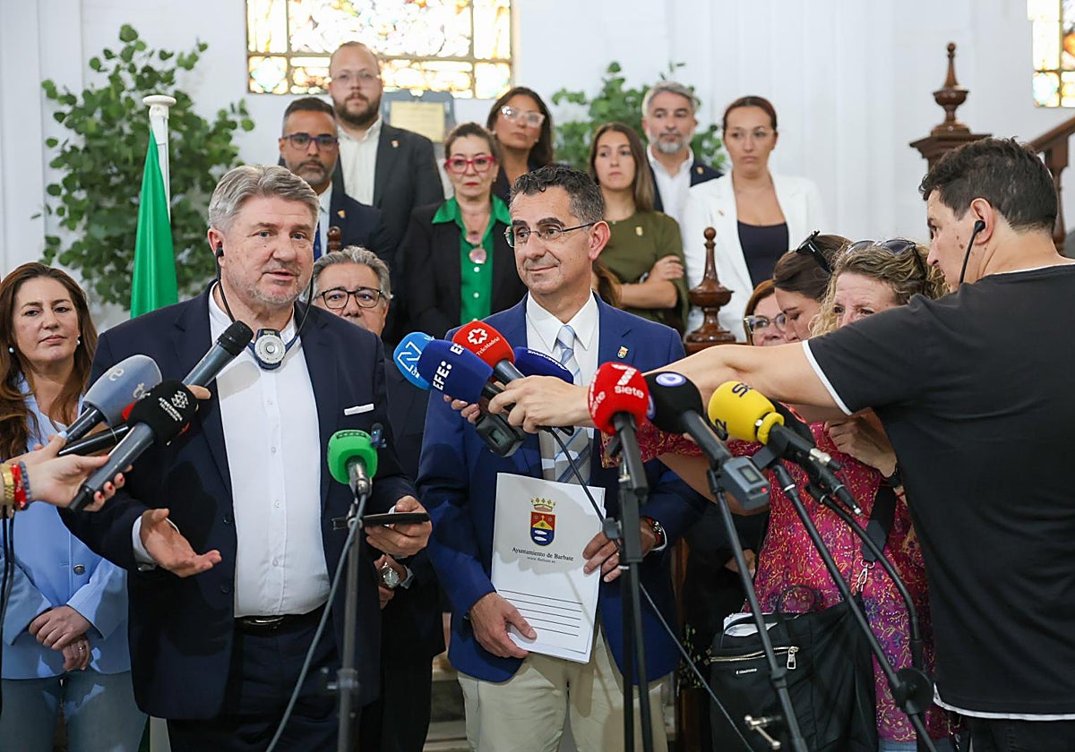 La delegación de eurodiputados junto a Miguel Molina, alcalde de Barbate