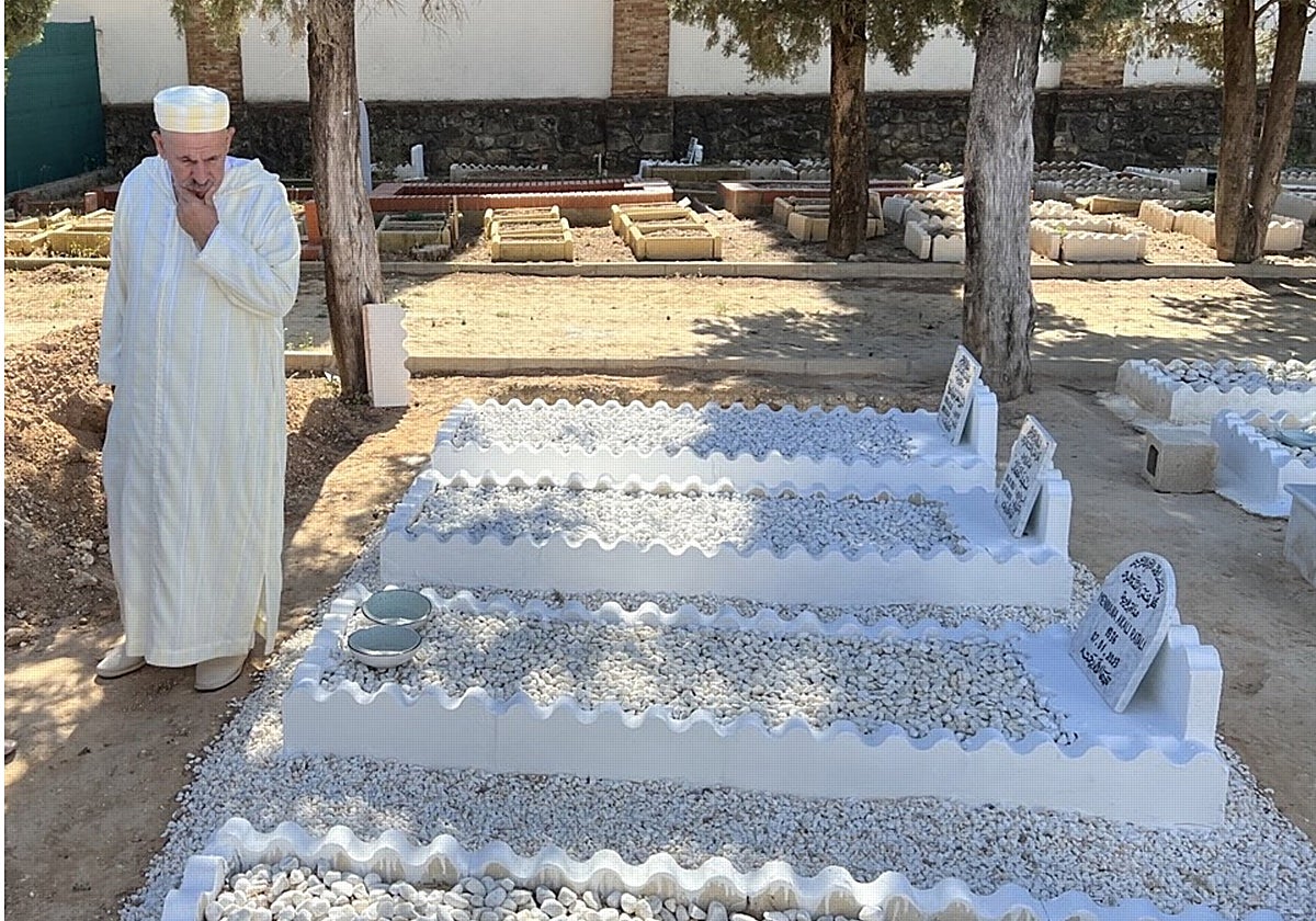 Mohamed El Kammas El Moqadem, presidente de la Comunidad Islámica Al Rahmah de Algeciras en un cementerio