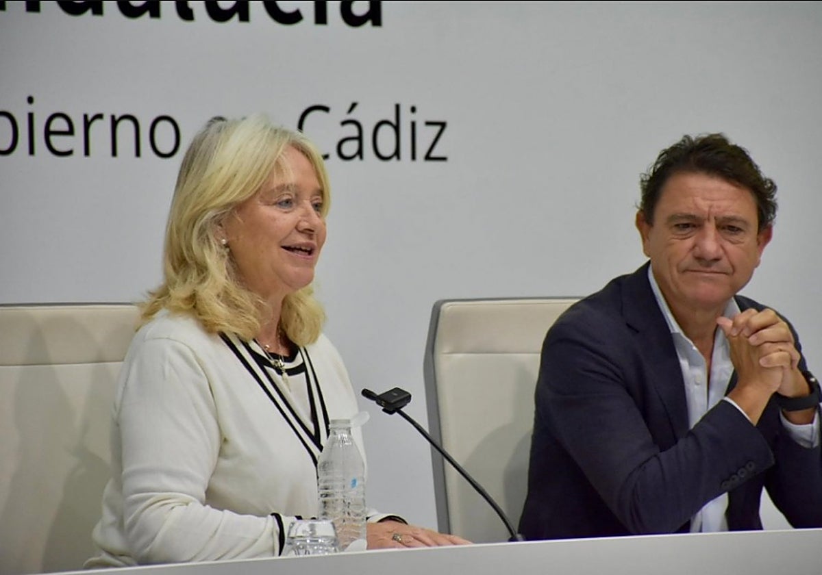 Mercedes Colombo y Daniel Sánchez explicando el programa Activa-T Joven