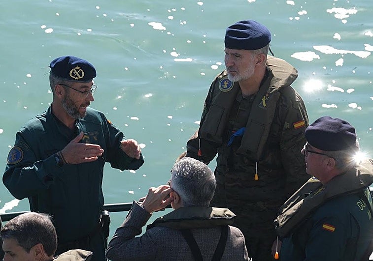 El Felipe VI poco antes de participar en el simulacro de asalto a una narcolancha en Cádiz