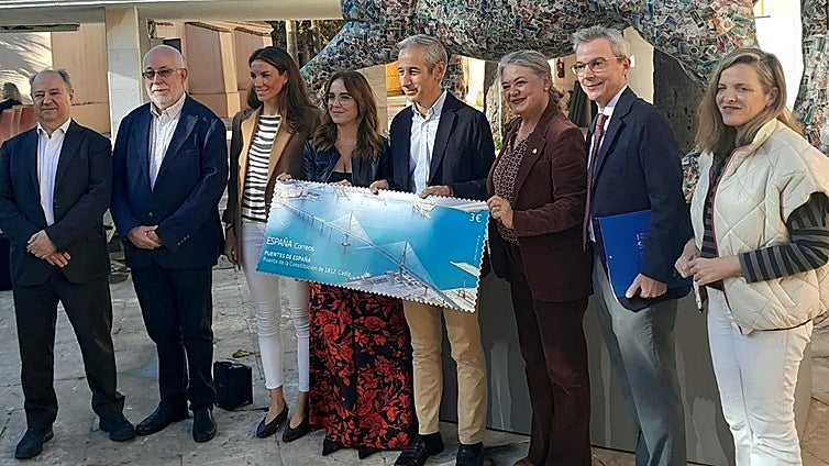 Correos presenta un sello dedicado al Puente de la Constitución de 1812 y un Tusello para La Tía Norica