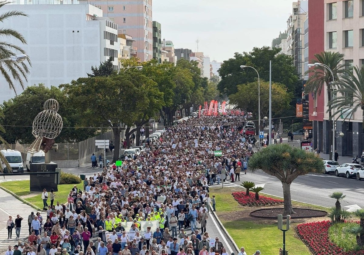 Unas 3.000 personas se han unido a la manifestación este domingo en Cádiz.