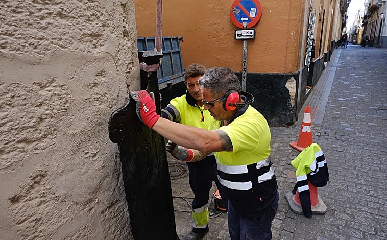 Imagen principal - El hierro que guarda la ciudad: Cádiz repone sus guardacantones históricos