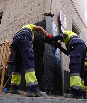 Imagen secundaria 2 - El hierro que guarda la ciudad: Cádiz repone sus guardacantones históricos
