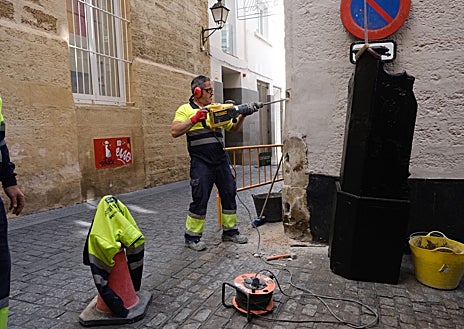 Imagen secundaria 1 - El hierro que guarda la ciudad: Cádiz repone sus guardacantones históricos