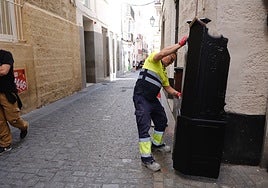 El hierro que guarda la ciudad: Cádiz repone sus guardacantones históricos