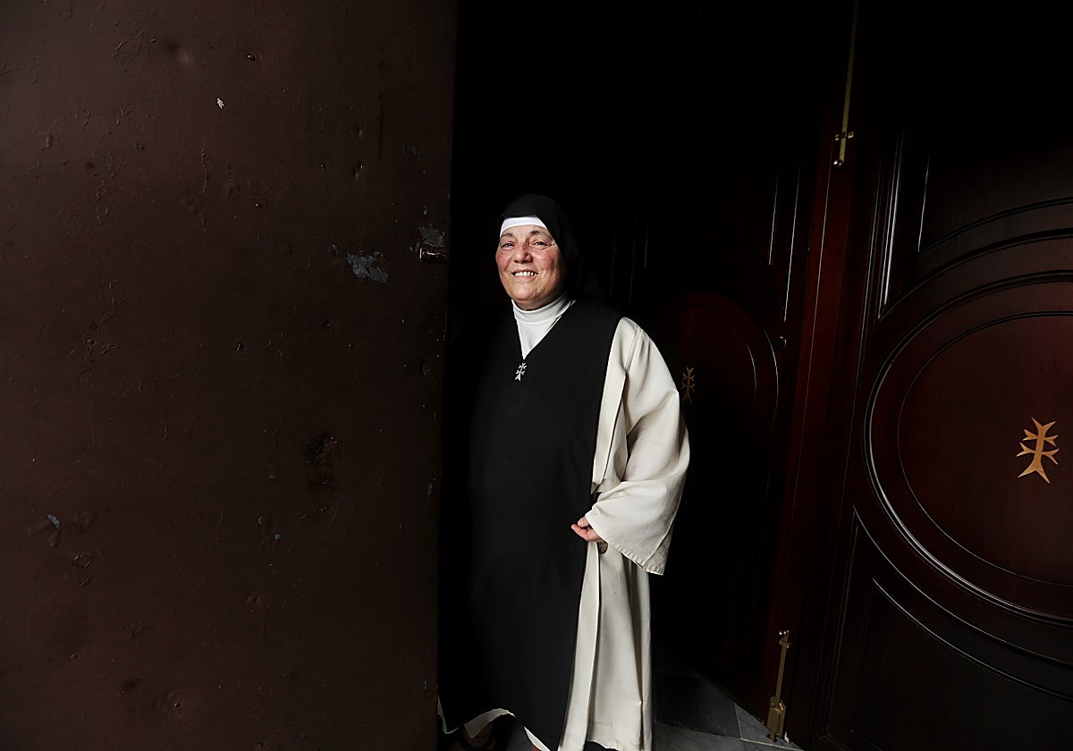 Una de las hermanas del convento del Espíritu Santo recibiendo a LA VOZ.