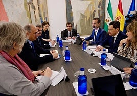 Juanma Moreno pide en Cádiz a Europa mejoras para el sector pesquero andaluz