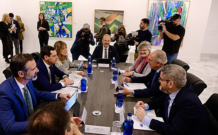 Imagen principal - Encuentro entre Juanma Moreno y el comisario Costas Kadis