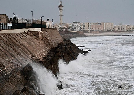 Imagen secundaria 1 - La borrasca Claudia deja impactantes imágenes en Cádiz
