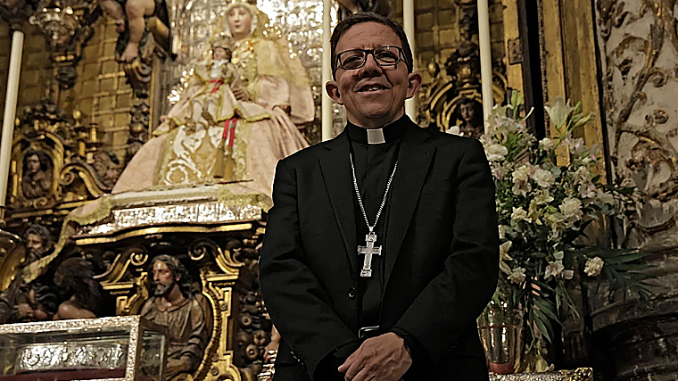 El obispo auxiliar de Sevilla Ramón Valdivia delante de la Virgen de los Reyes