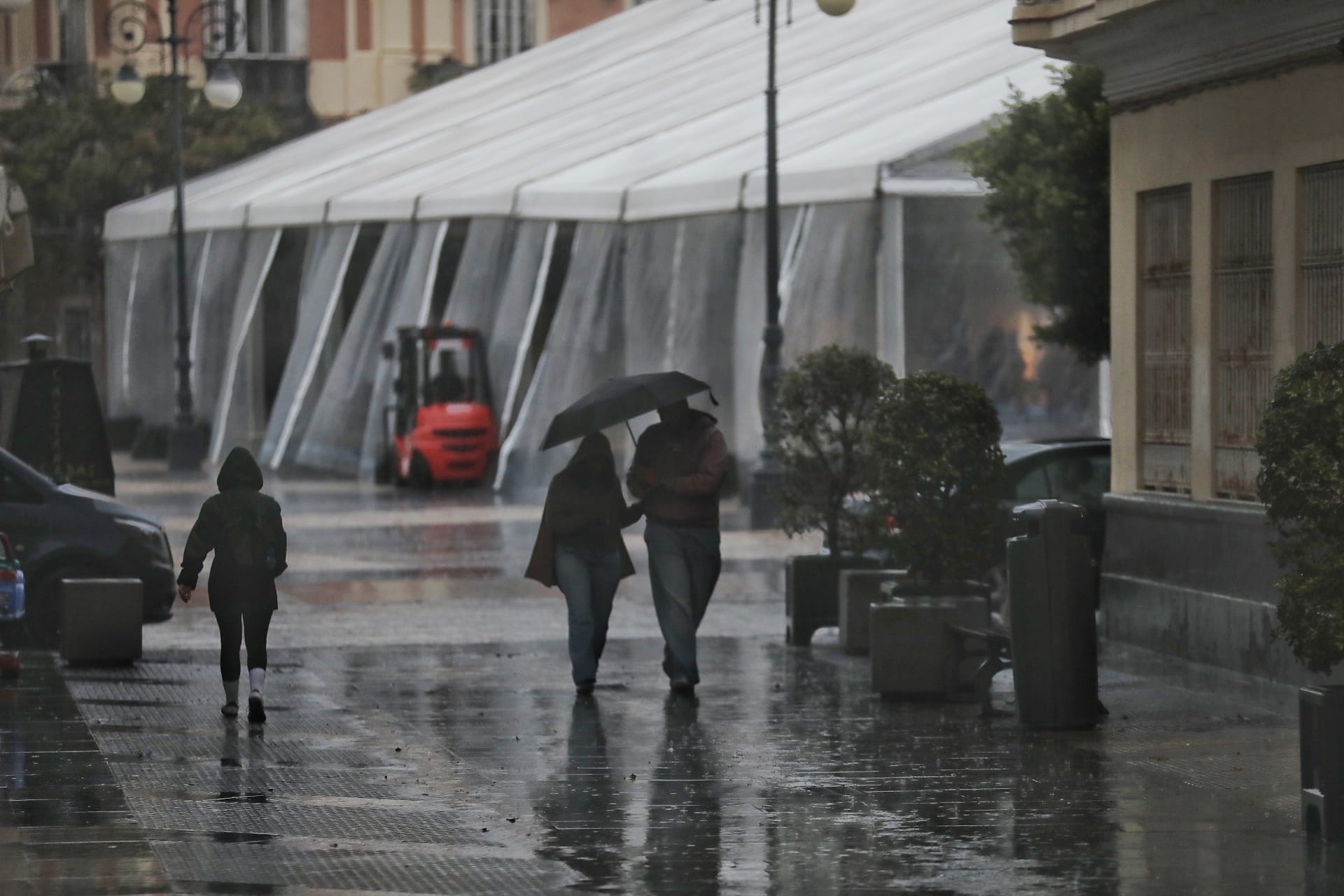 Imagen secundaria 2 - La Aemet sube la alerta a naranja en Cádiz por lluvias el fin de semana: estas serán las peores horas