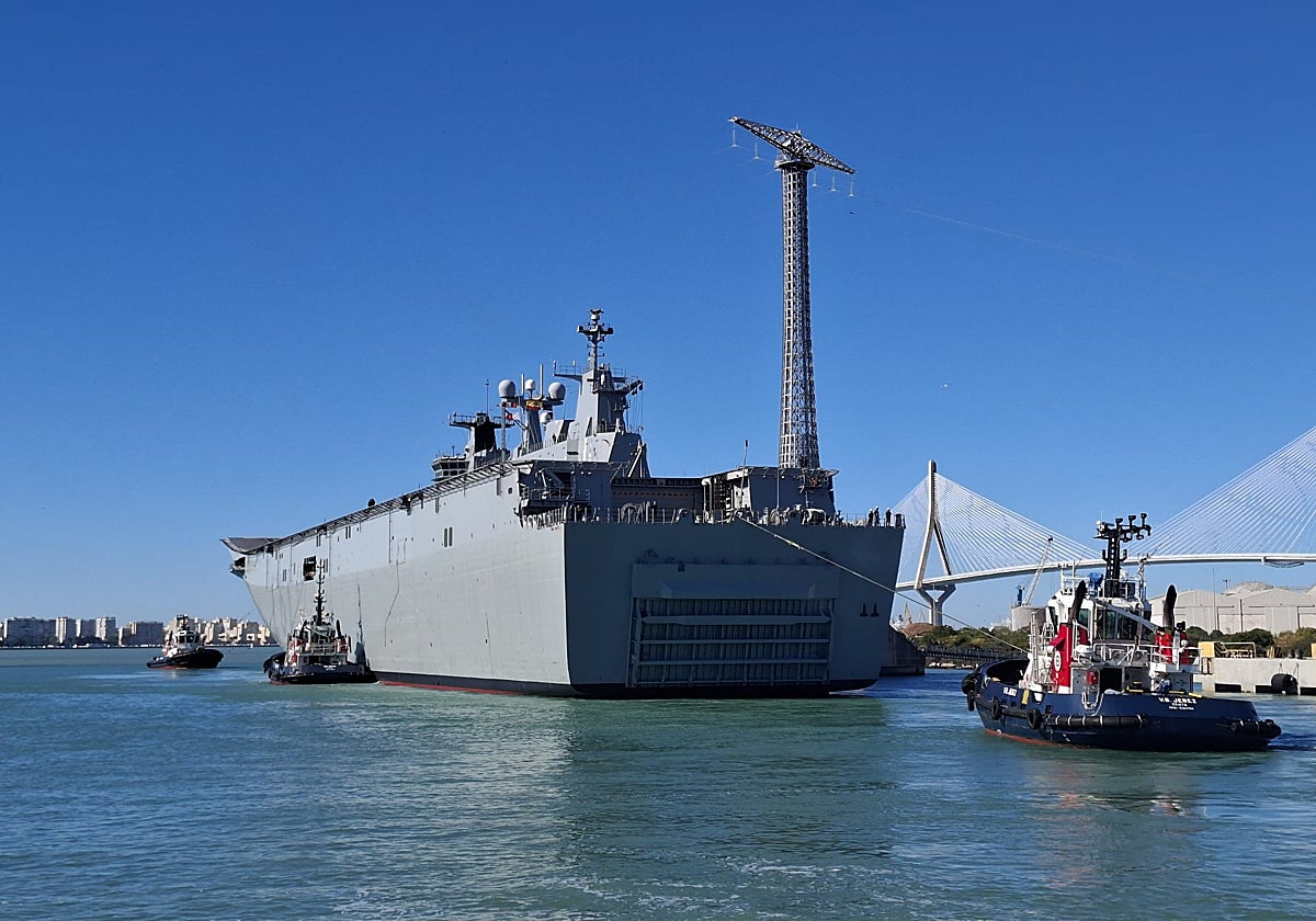Momento en el que el 'Juan Carlos I' abandona el dique de navantia y es remolcado por los prácticos hasta su base en Rota