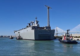 El 'Juan Carlos' I abandona el astillero de Puerto Real tras cuatro meses fuera de combate