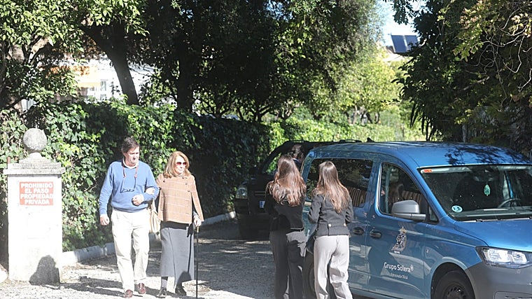 Familiares de Álvaro Domecq entrando en su casa de Jerez.