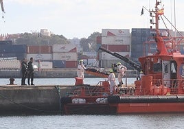 Aparece un cadáver flotando en la playa  Victoria de Cádiz donde naufragó la narcolancha