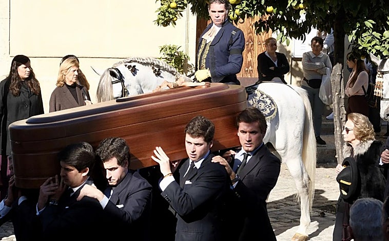 Imagen principal - Imágenes del acto homenaje del último adiós a Álvaro Domecq.