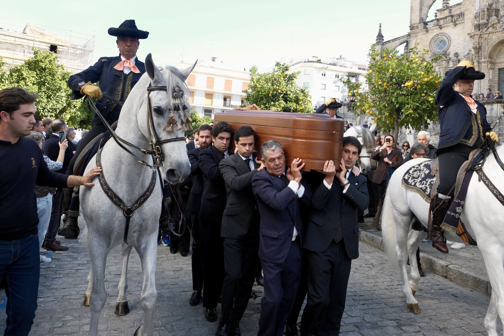 Fotos: Emotiva despedida a Álvaro Domecq Romero en la Catedral de Jerez