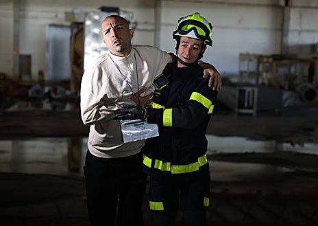 Imagen secundaria 1 - Los bomberos rescatan a los heridos