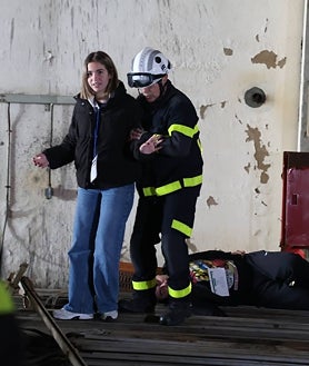 Imagen secundaria 2 - Los bomberos rescatan a los heridos