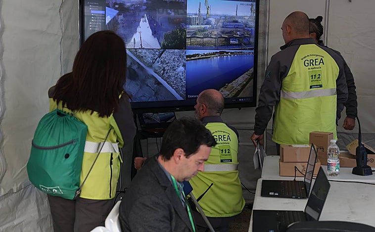 Imagen principal - Operativo por el simulacro de maremoto en Cádiz