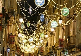 Alumbrado en la calle ancha, en foto de archivo.