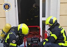 Un incendio en una cocina obliga a desalojar la planta baja de un edificio de Cádiz