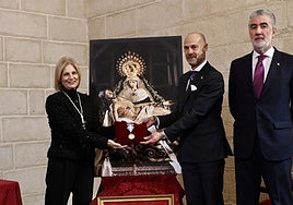 La alcaldesa entrega la Medalla de Oro de Jerez a la Virgen de Las Angustias