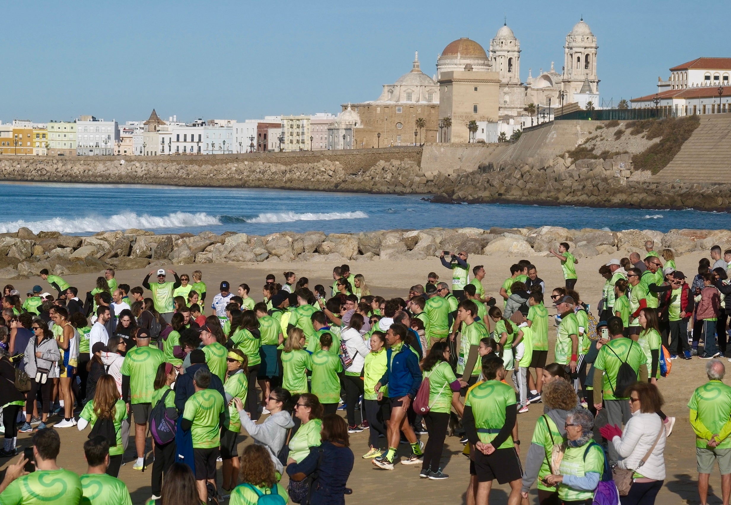 Más de 5.000 personas participan en la XI Carrera Cádiz en Marcha Contra el Cáncer