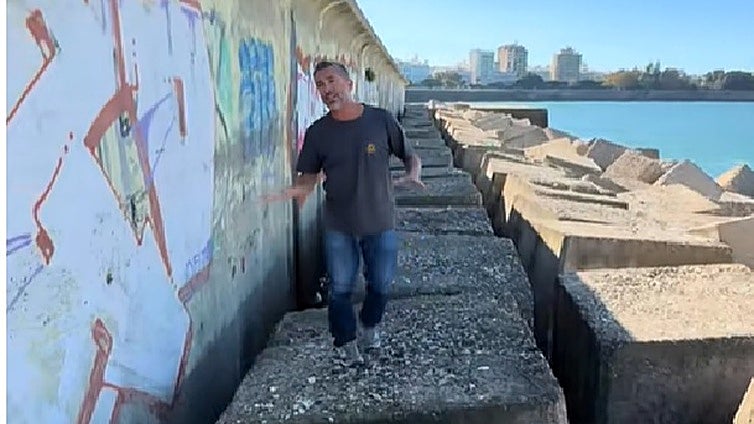 El peligro en la Punta de San Felipe de Cádiz: toneladas de basura amenazan el Atlántico