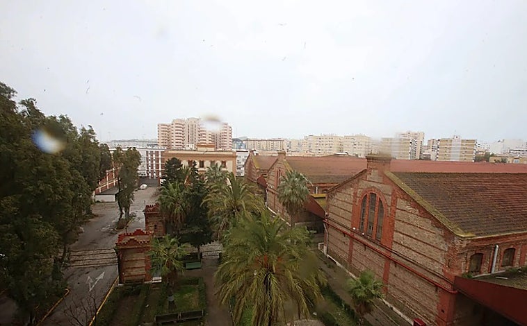 Imagen principal - Ciudad de la Justicia, arriba. Abajo, a la izquierda, jornada de puertas abiertas de Depósitos de Tabacalera. A la derecha, el teatro Pemán.