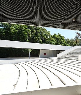 Imagen secundaria 2 - Ciudad de la Justicia, arriba. Abajo, a la izquierda, jornada de puertas abiertas de Depósitos de Tabacalera. A la derecha, el teatro Pemán.