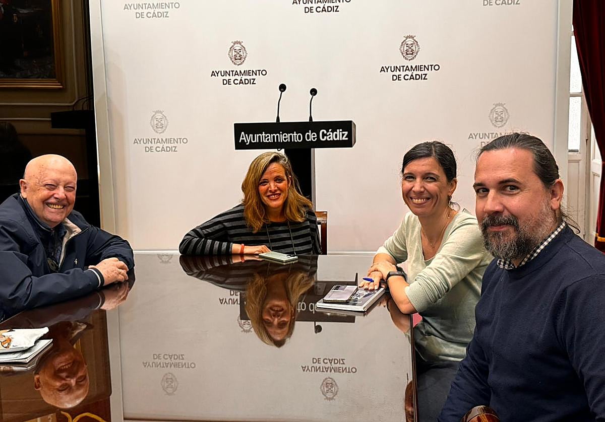 Un momento de la reunión en el Ayuntamiento de Cádiz
