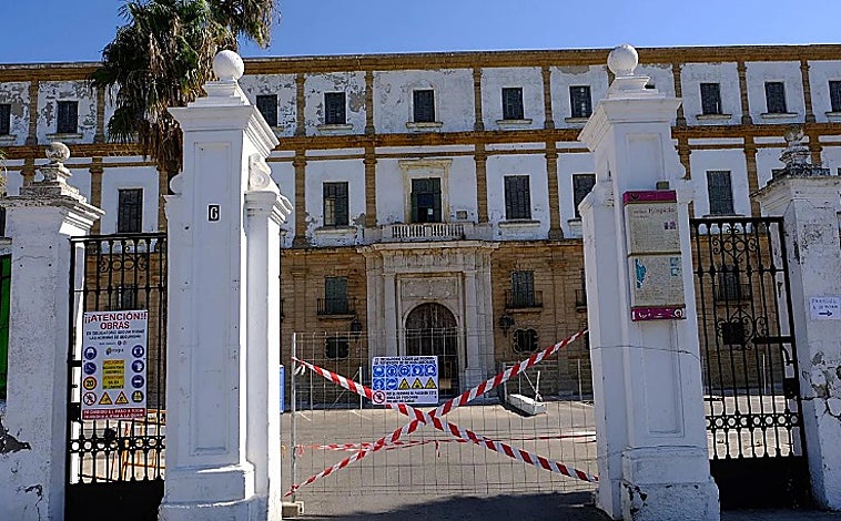 Imagen principal - Arriba, Valcárcel en plena obra, a la izquierda el proyecto futuro del pabellón Portillo y a la derecha el terreno del nuevo Hospital.