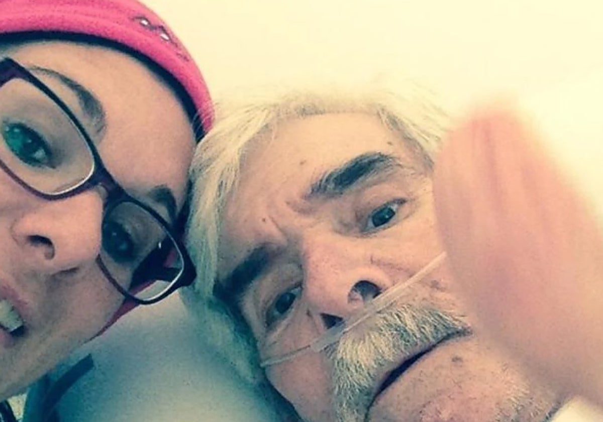 Ana, la hija de Juan en una foto junto a su padre.