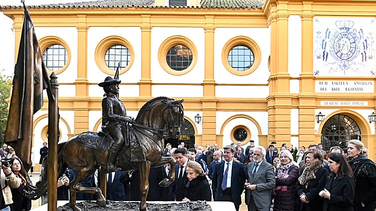 Jerez dedica un monumento al recientemente fallecido Álvaro Domecq